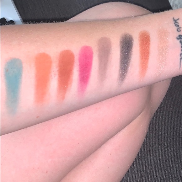 Eyeshadow pallet - Picture 3 of 3